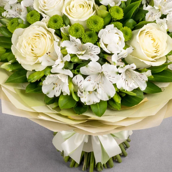 Белые розы с эустомами - Летний каприз